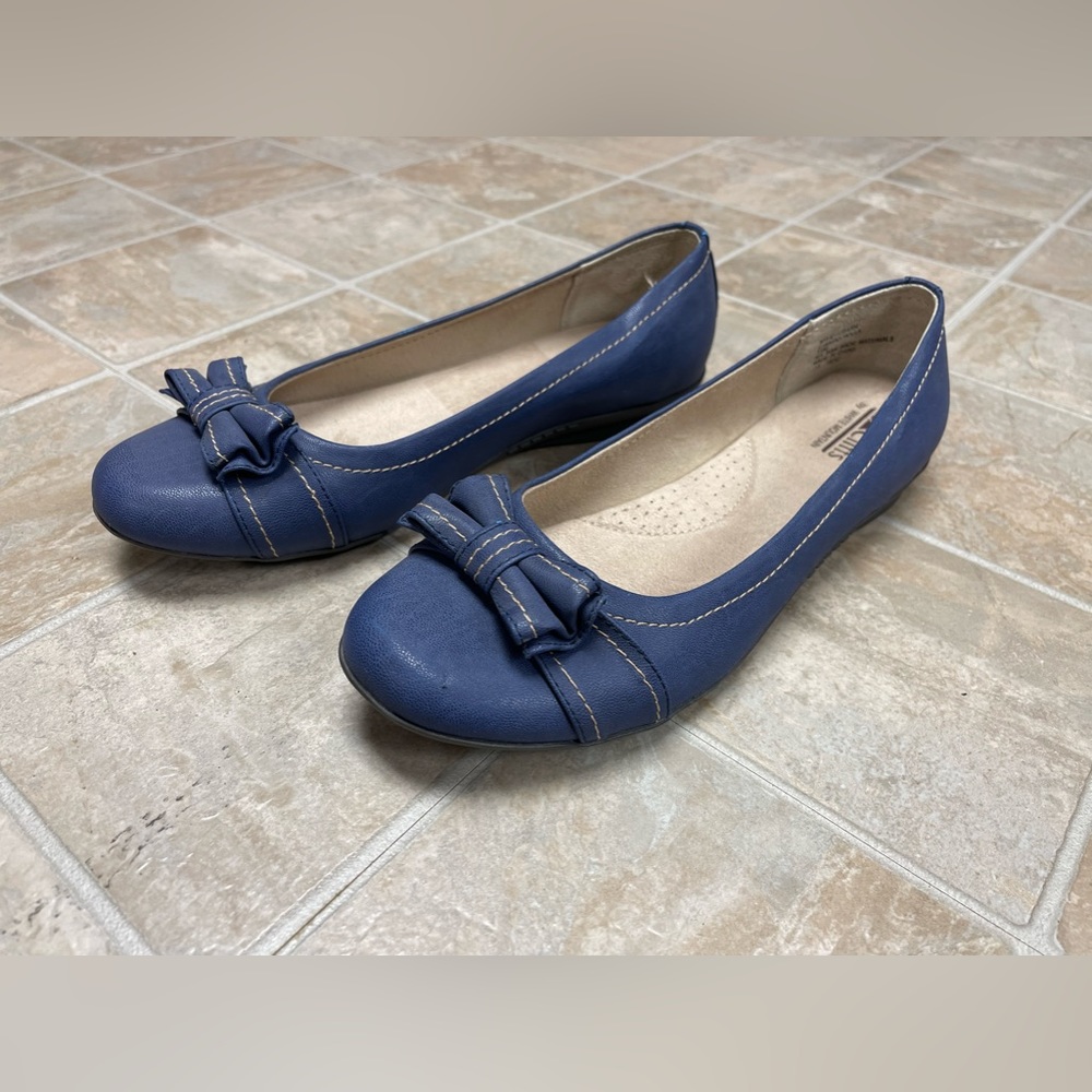 Women’s Cliffs by White Mountain flats. Size 11M. Color: blue